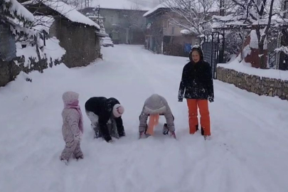 Adana Tufanbeyli’de tipiye rağmen çocuklar karın keyfini çıkardı