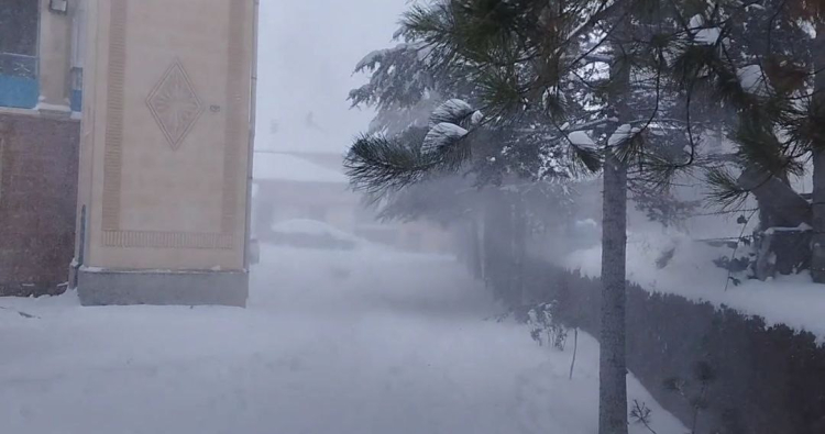 Adana Tufanbeyli’de tipiye rağmen çocuklar karın keyfini çıkardı 2