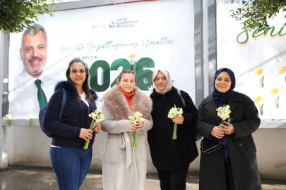 Hatay Büyükşehir Belediyesi yılbaşında billboardlardan vatandaşa nergis buketleri hediye etti