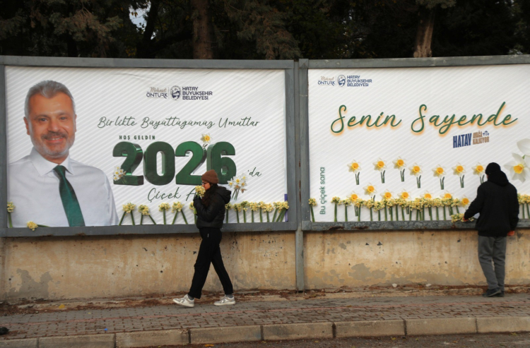 Hatay Büyükşehir Belediyesi yılbaşında billboardlardan vatandaşa nergis buketleri hediye etti 2