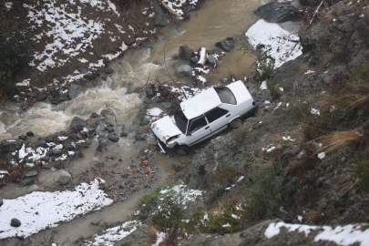 Hatay’da kaygan yolda kontrolden çıkan otomobil dereye uçtu