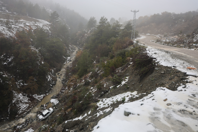 Hatay’da kaygan yolda kontrolden çıkan otomobil dereye uçtu 2