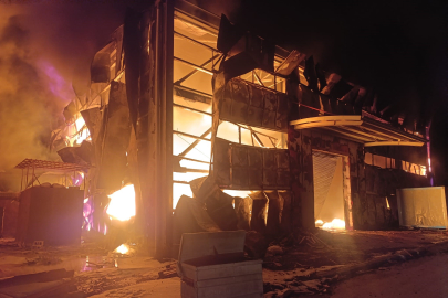 Hatay'da mobilyacılar sitesi'nde sünger deposu alevlere teslim oldu