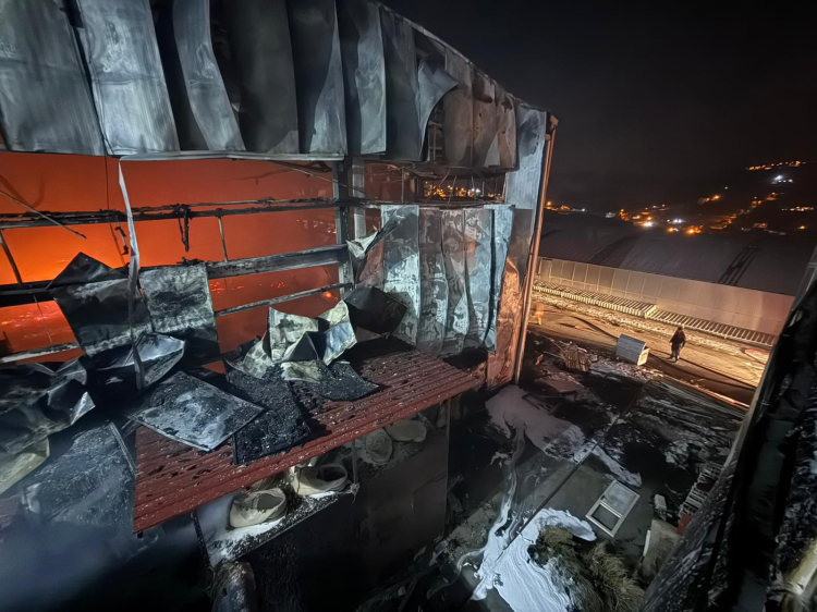 Hatay'da mobilyacılar sitesi'nde sünger deposu alevlere teslim oldu 2