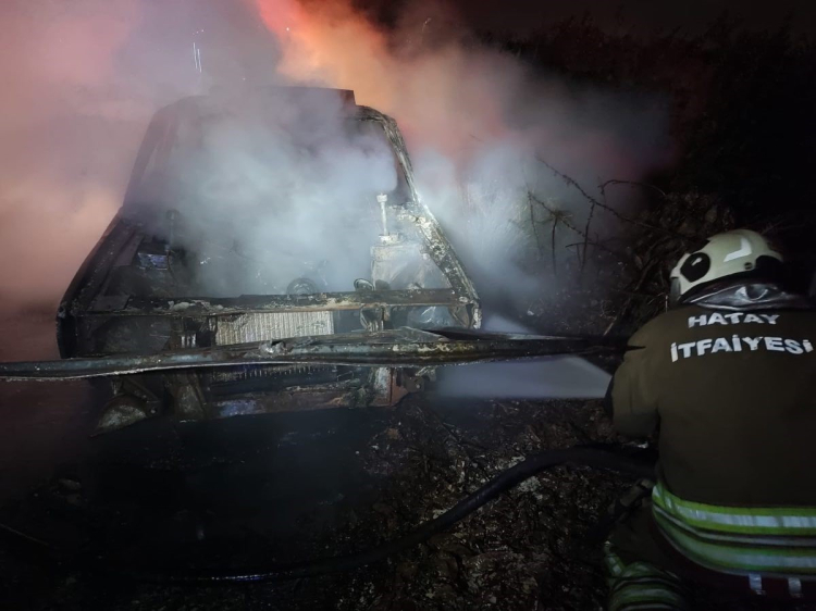 Hatay'da seyir halindeki otomobil alevlere teslim oldu 2