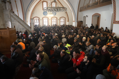 Hatay'ın simgesi Habibi Neccar Camii'nde asrın felaketi sonrası ilk cuma namazı kılındı