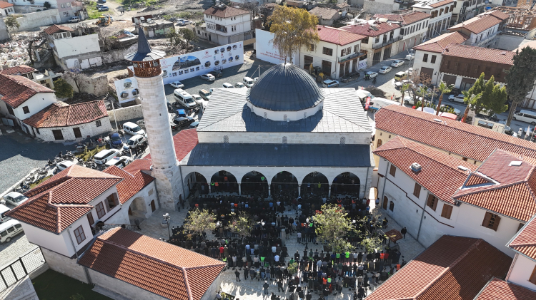 Hatay'ın simgesi Habibi Neccar Camii'nde asrın felaketi sonrası ilk cuma namazı kılındı 2
