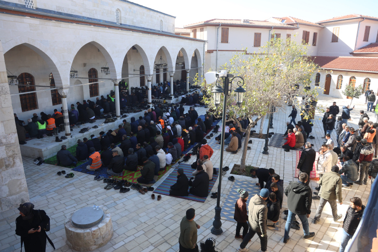 Hatay'ın simgesi Habibi Neccar Camii'nde asrın felaketi sonrası ilk cuma namazı kılındı 3