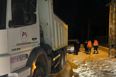 Mersin Tarsus’ta kara saplanan araçtaki aile belediye ekiplerince kurtarıldı