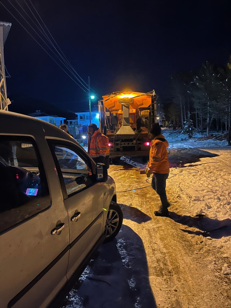 Mersin Tarsus’ta kara saplanan araçtaki aile belediye ekiplerince kurtarıldı 2