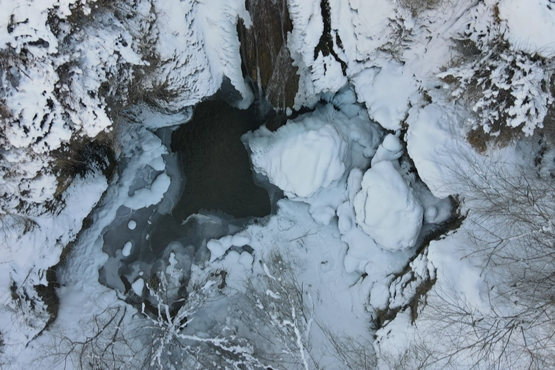 Girlevik Şelalesi buz tuttu! Erzincan’da kartpostallık kış manzaraları