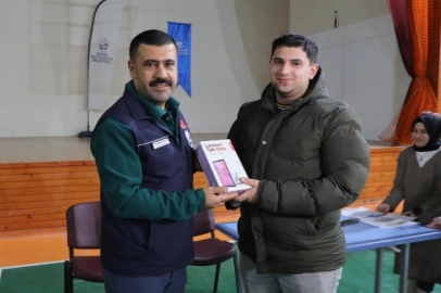 Hatay’da “Kardeşim Ol” projesiyle öğrencilere burs ve tablet desteği