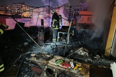 Hatay'da korkutan yangın: iki katlı binanın damı alevlere teslim oldu