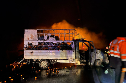 Mandalina yüklü kamyonet Osmaniye’de alev aldı