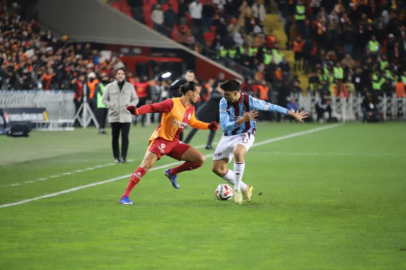 Turkcell Süper Kupa Yarı Finali: Galatasaray, Trabzonspor karşısında ilk yarıyı 2-0 önde tamamladı