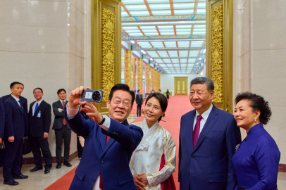 Güney Kore lideri Lee, Xi’nin hediye ettiği Xiaomi telefonla selfie çekti