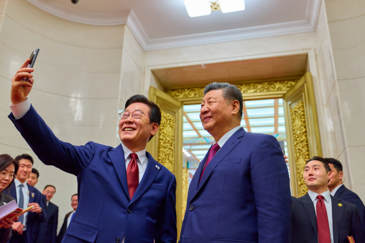 Güney Kore lideri Lee, Xi’nin hediye ettiği Xiaomi telefonla selfie çekti 2