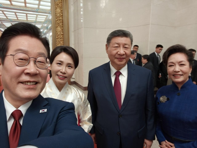 Güney Kore lideri Lee, Xi’nin hediye ettiği Xiaomi telefonla selfie çekti 3