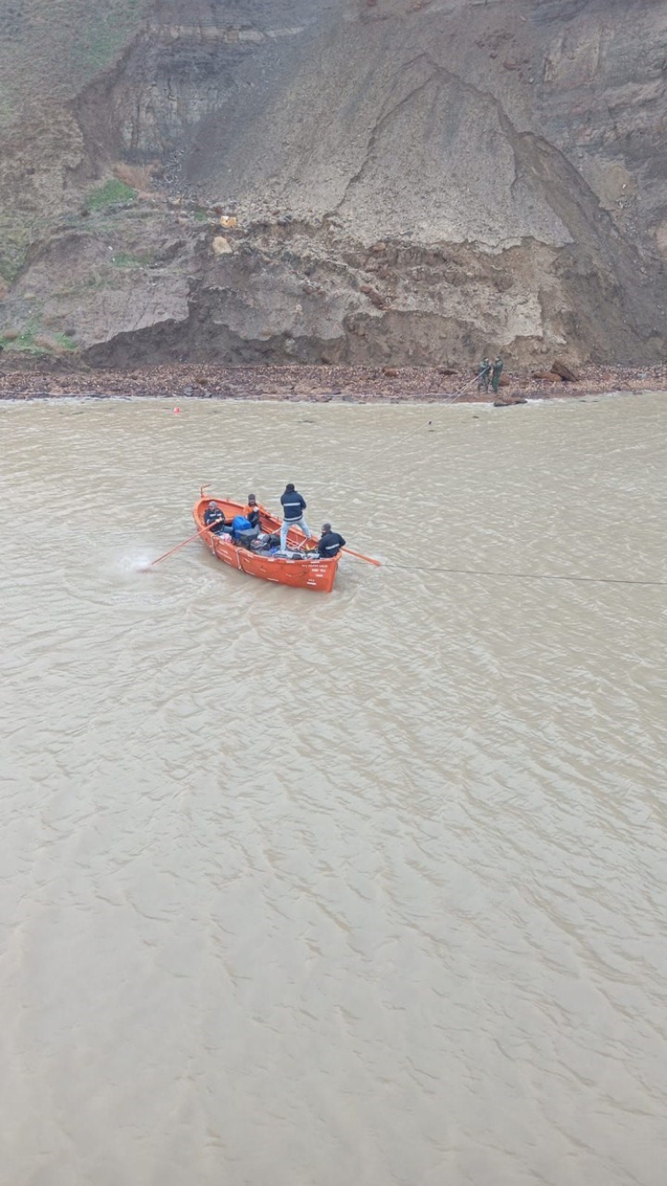 Karadeniz’de karaya oturan Happy Aras gemisindeki mürettebat kurtarıldı 2