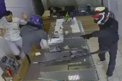 Hatay'da kasklı ve silahlı soyguncular 3 dakikada 22 milyon TL’yi alıp kaçtı