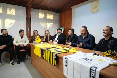 Tuncay Şanlı, Adana 01 altyapısında genç futbolcularla buluştu