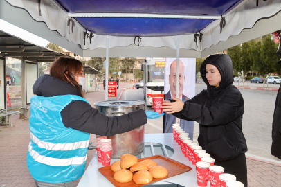 Yüreğir Belediyesi’nden güne erken başlayanlara sıcak destek