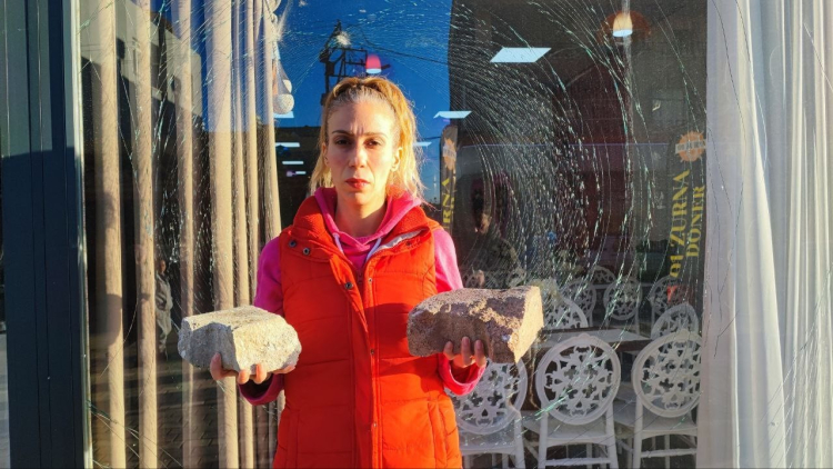 Adana’da yılbaşı gecesi, düğün ofisine taşlı saldırıyı iş yeri sahibi oğluna yaptırmış 2