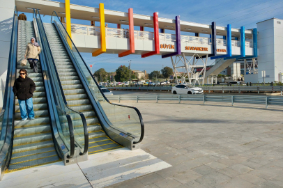 Adana Şehir Hastanesi önünde modern yaya üst geçidi kullanıma açıldı