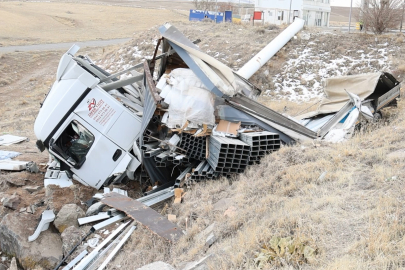 Aksaray’da demir yüklü tır şarampole düştü: 1 Yaralı