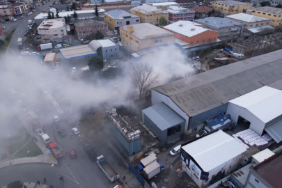 Avize atölyesi deposunda alevler yükseldi, itfaiye balyozla müdahale etti