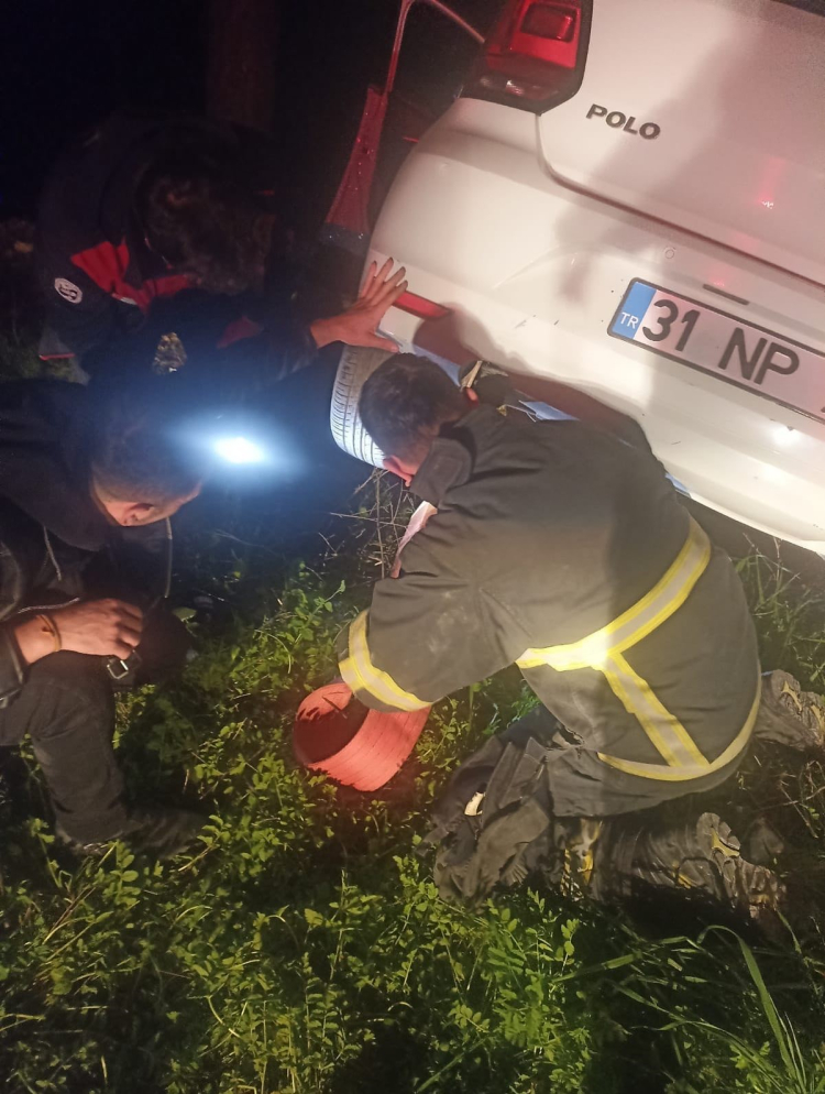 Hatay’da otomobil yol kenarına devrildi 1 yaralı 2