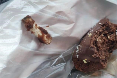 Kurabiyeyi ısırdı, içinden çıkan şoke etti!