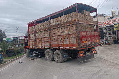 Mersin Tarsus’ta kamyonla çarpışan motosiklet sürücüsü ağır yaralandı