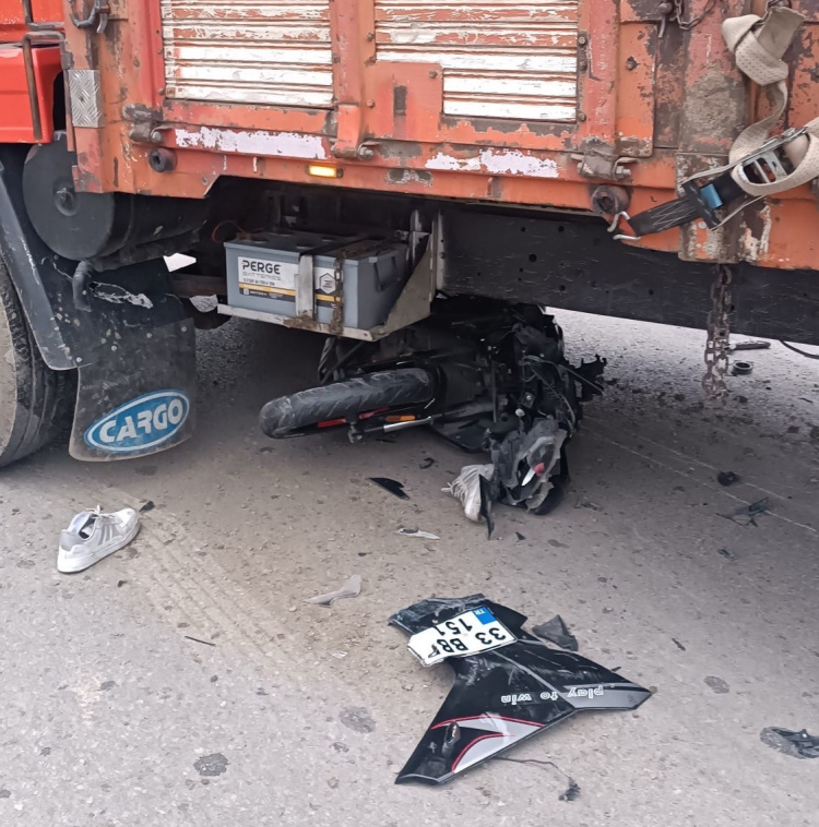 Mersin Tarsus’ta kamyonla çarpışan motosiklet sürücüsü ağır yaralandı 2