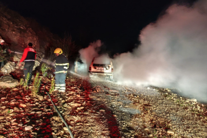 Osmaniye Kadirli’de seyir halindeki otomobil alev aldı