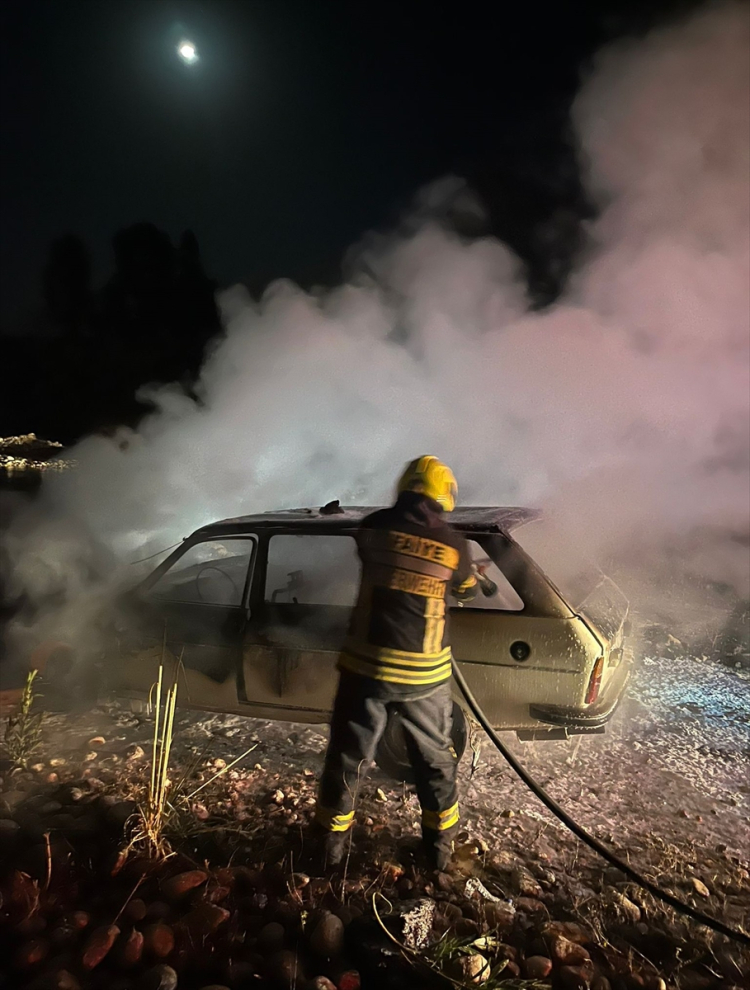 Osmaniye Kadirli’de seyir halindeki otomobil alev aldı 2
