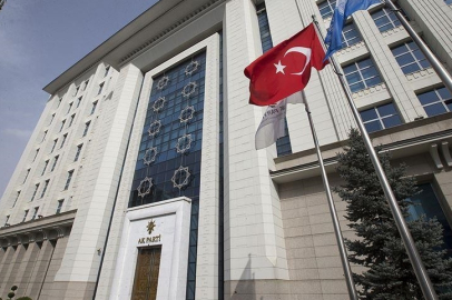 3 isim daha AK Parti’ye katıldı: Cumhurbaşkanı Erdoğan rozetleri taktı