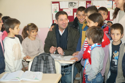 Feke Belediye Başkanı Özen, ihtiyaç sahibi öğrencilerin yüzünü güldürdü