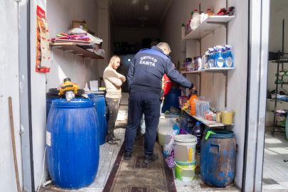 Seyhan’da "Merdiven Altı" tonlarca sahte şampuan ve deterjan ele geçirildi