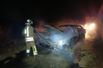Hatay Arsuz’da seyir halindeki otomobil yandı