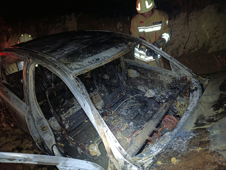 Hatay Arsuz’da seyir halindeki otomobil yandı 2