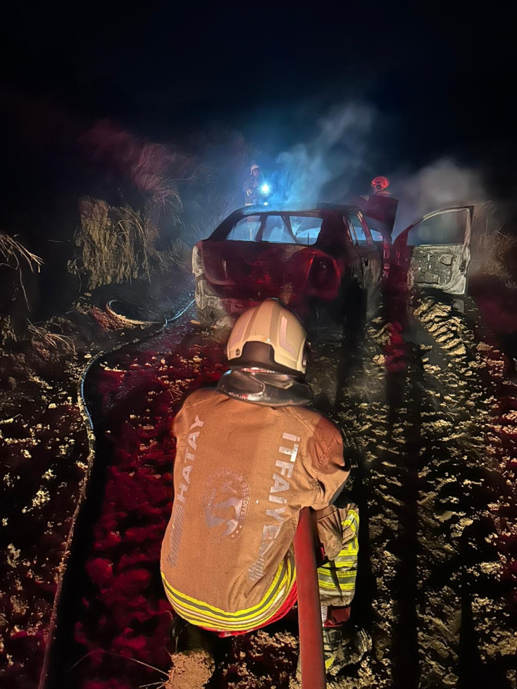 Hatay Arsuz’da seyir halindeki otomobil yandı 3