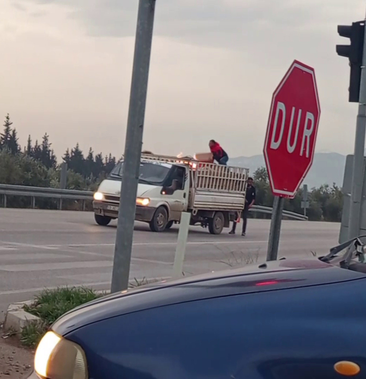 Hatay’da seyir halindeki kamyonetin kasası alev aldı 2