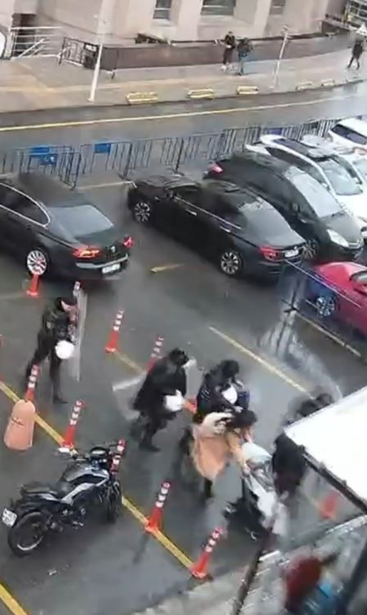 İstanbul’da fırtınada anne ve bebeğe polis kalkanı 2