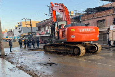 Adana Seyhan’da su borusu patladı, cadde çöktü