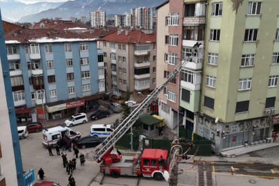 Apartmanda çıkan yangında can pazarı: 8 kişi itfaiye ekiplerince kurtarıldı