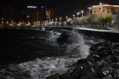 İstanbul'da gece saatlerinde başlayan  lodos etkisini artırdı