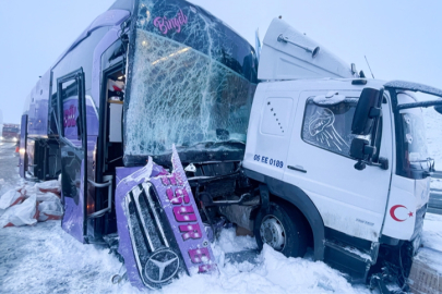 Kars'ta yolcu otobüsü kamyona çarptı, 9 kişi yaralandı