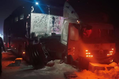 Sarıkamış’ta buzlanan yolda feci kaza: Yolcu otobüsü kamyona çarptı, 9 yaralı