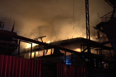 Tersanede bir teknede başlayan yangın büyüdü